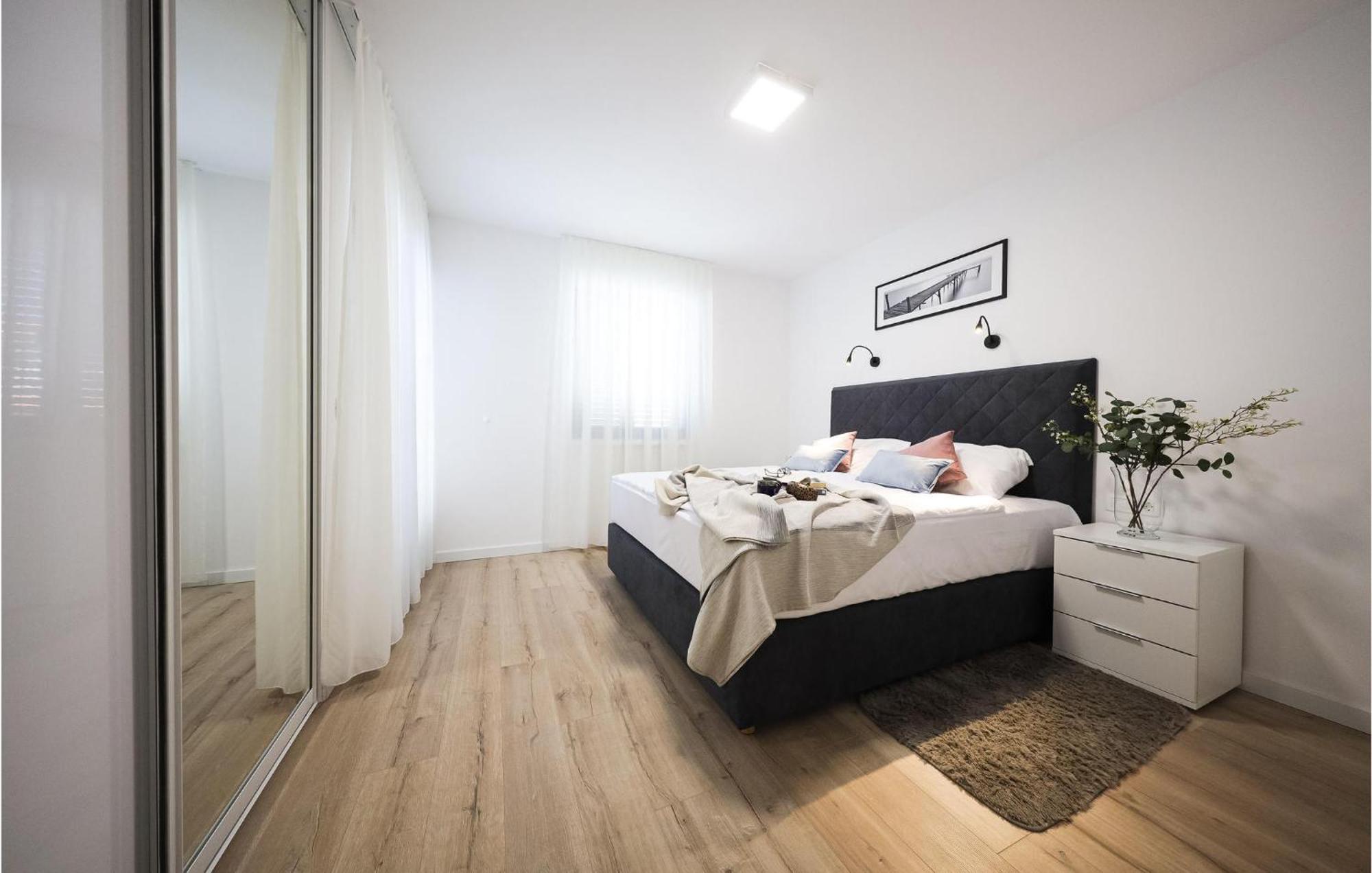 1 Bedroom Lovely In Apartment