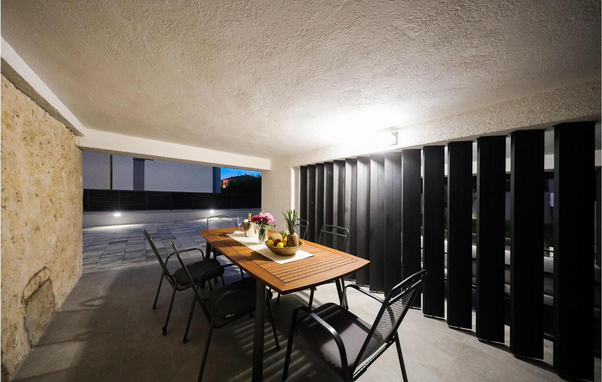 1 Bedroom Lovely In Apartment *