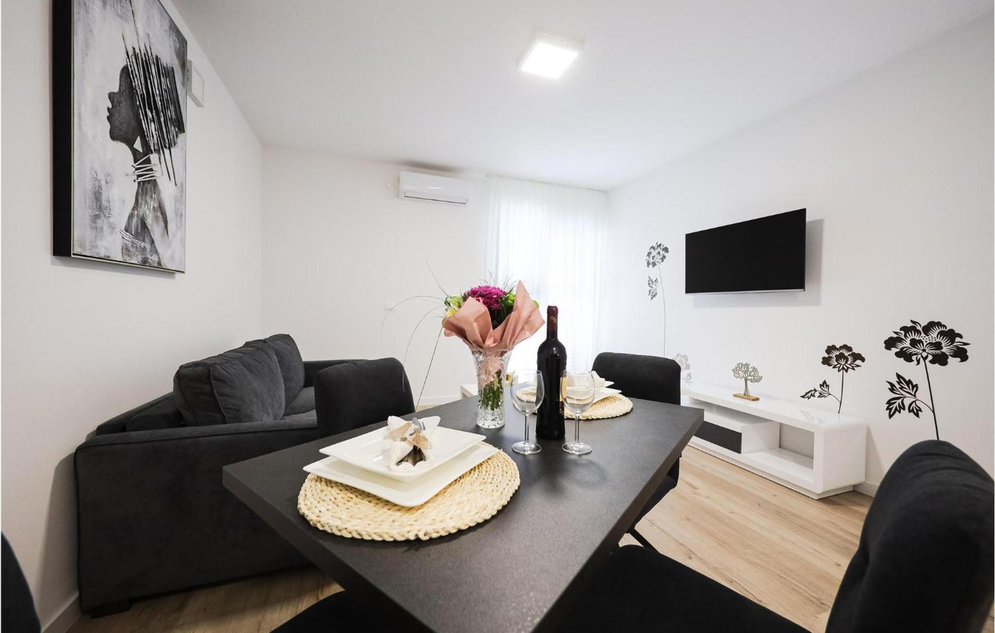 Apartment 1 Bedroom Lovely In *